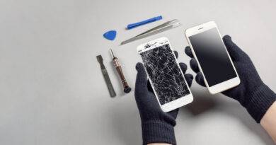 Techniker oder Ingenieur, der sich auf die Reparatur und den Austausch eines neuen Smartphones mit zerbrochenem Bildschirm vorbereitet