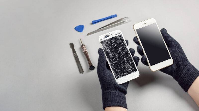 Techniker oder Ingenieur, der sich auf die Reparatur und den Austausch eines neuen Smartphones mit zerbrochenem Bildschirm vorbereitet
