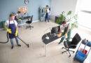 Ein Team von Reinigungsfachkräften reinigt das Büro