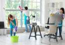Professionelle Reinigungskräfte reinigen Büro