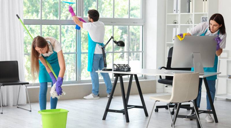 Professionelle Reinigungskräfte reinigen Büro