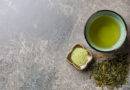Grüner japanischer Tee auf Steintisch. Draufsicht mit Kopierraum