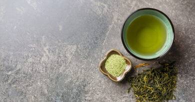 Grüner japanischer Tee auf Steintisch. Draufsicht mit Kopierraum