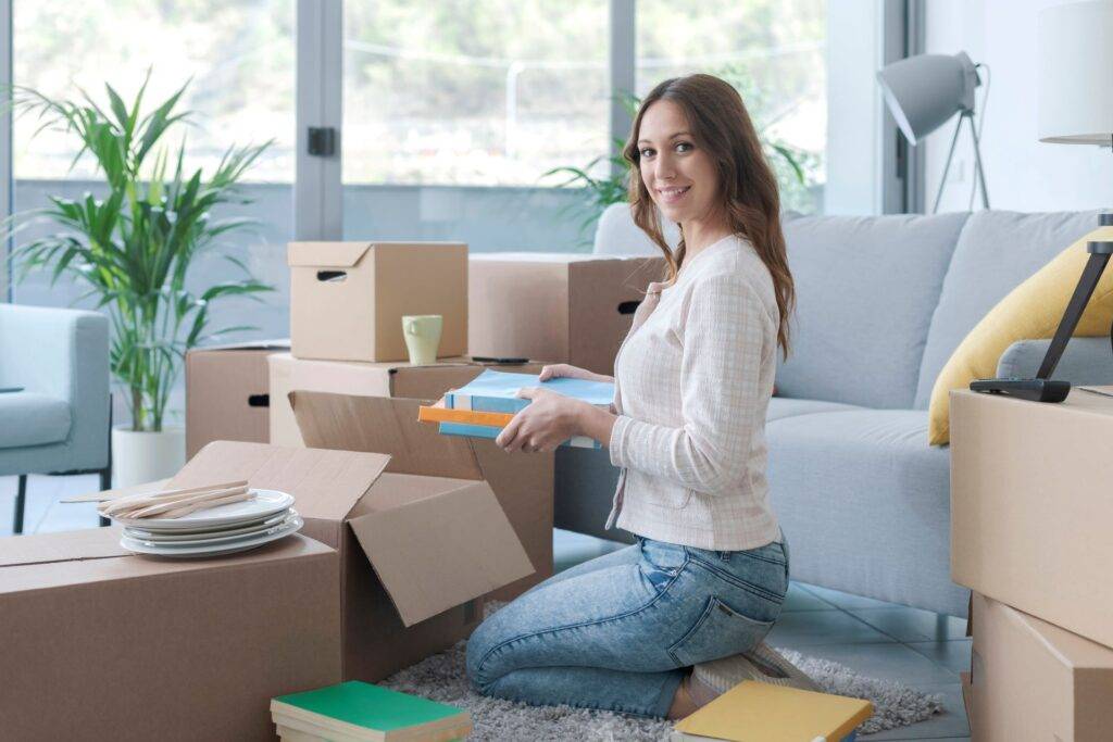 Frau beim Auspacken in ihrem neuen Haus