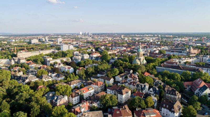 Luftaufnahme von Mannheim mit Stadtteilen und grünen Flächen