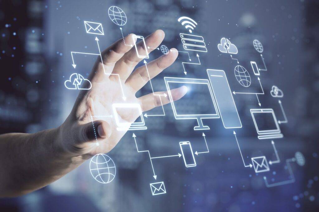 Eine Hand interagiert mit holografischen Symbolen, die Netzwerke und Geräte darstellen, als Beispiel für die vielseitigen Einsatzmöglichkeiten transparenter OLED-Displays.