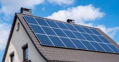 Einfamilienhaus mit großer Photovoltaikanlage auf dem Dach – perfekte Grundlage für den Sunny Tripower Smart Energy Wechselrichter