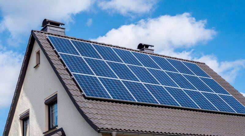 Einfamilienhaus mit großer Photovoltaikanlage auf dem Dach – perfekte Grundlage für den Sunny Tripower Smart Energy Wechselrichter