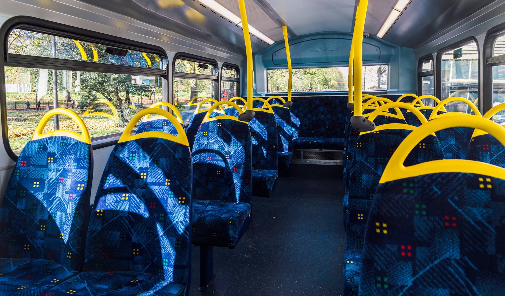 Leerer Stadtbus mit Sitzreihen | Nahverkehr Abo
