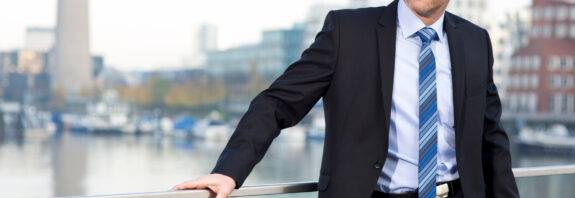Mann im Anzug am Rheinufer | Escort Düsseldorf