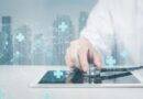 Arzt nutzt Tablet mit digitaler Gesundheitsvernetzung