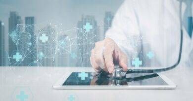 Arzt nutzt Tablet mit digitaler Gesundheitsvernetzung