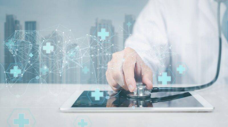 Arzt nutzt Tablet mit digitaler Gesundheitsvernetzung