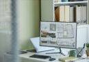 Architekturbuero mit Bildschirm voller Planzeichnungen – stadtplanerische Konzepte unter Einbindung moderner Absperrpfosten