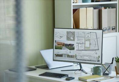 Architekturbuero mit Bildschirm voller Planzeichnungen – stadtplanerische Konzepte unter Einbindung moderner Absperrpfosten