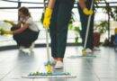 Mitarbeitende einer Reinigungsfirma in Düsseldorf bei der professionellen Reinigung eines Gewerbegebäudes