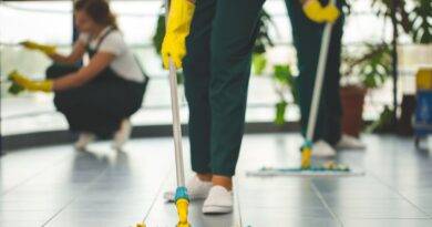 Mitarbeitende einer Reinigungsfirma in Düsseldorf bei der professionellen Reinigung eines Gewerbegebäudes