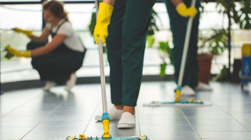 Mitarbeitende einer Reinigungsfirma in Düsseldorf bei der professionellen Reinigung eines Gewerbegebäudes