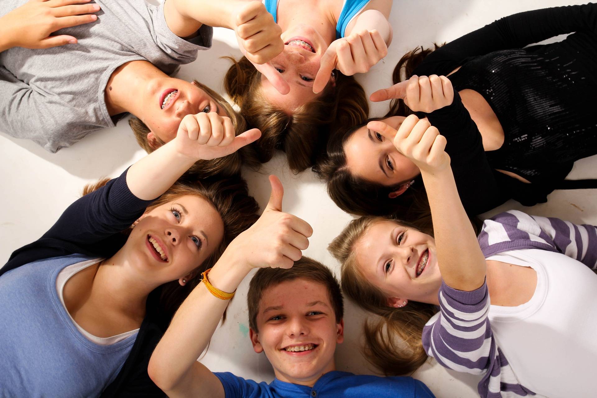 Schüler liegen im Kreis und lachen | Klassenfahrt Berlin