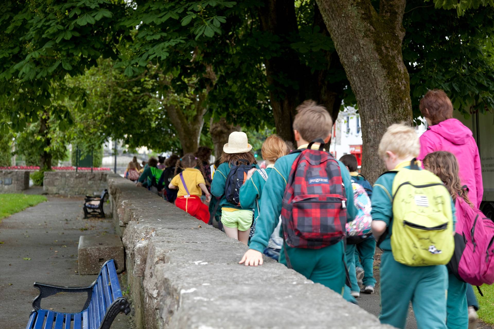 Gruppe von Kindern mit Rucksäcken im Park | Klassenfahrt Berlin