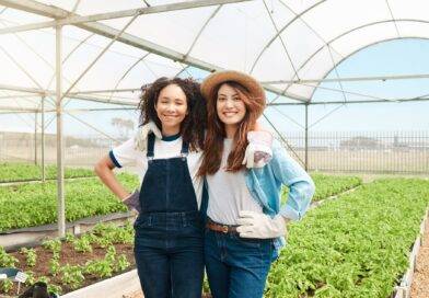 Zwei Frauen arbeiten im Gewächshaus | Gartenbau Jobs