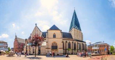 Bauleiter plant Höhenarbeit mit Tablet