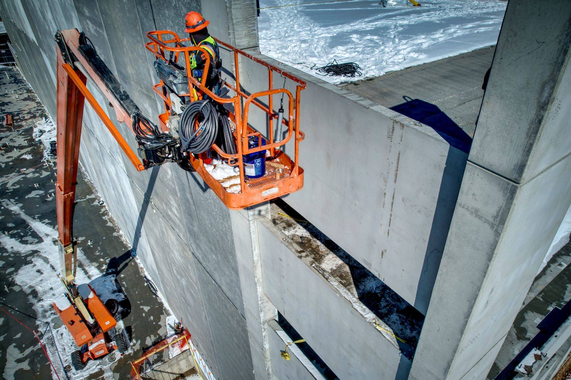 Bauleiter plant Höhenarbeit mit Tablet