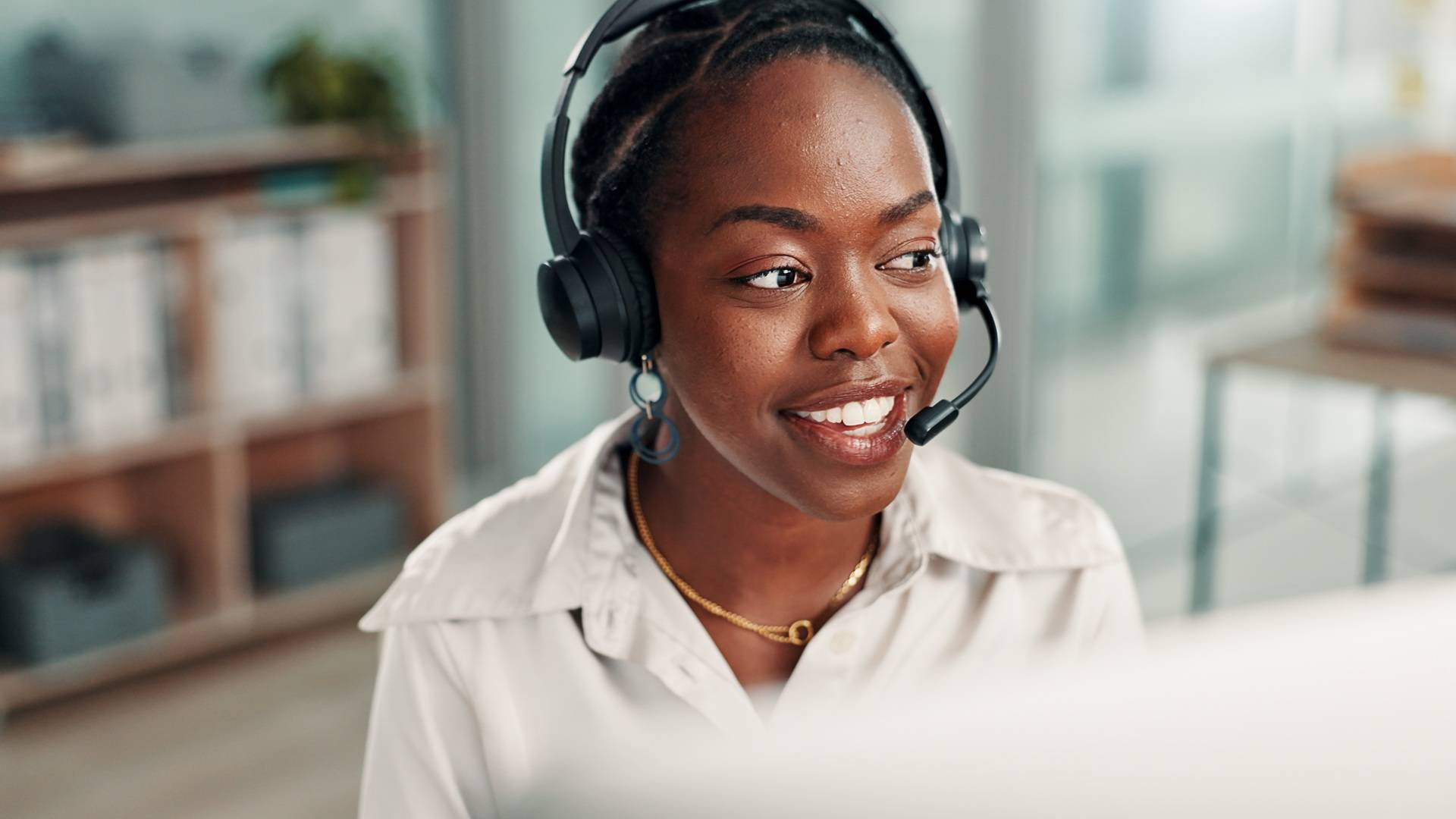 Freundliche Servicemitarbeiterin mit Headset im Kundenkontakt | Notdienst für Heizöl