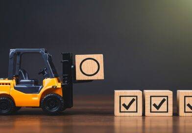 Mini-Gabelstapler mit Holzblöcken und Symbolen | Kartonverschließer