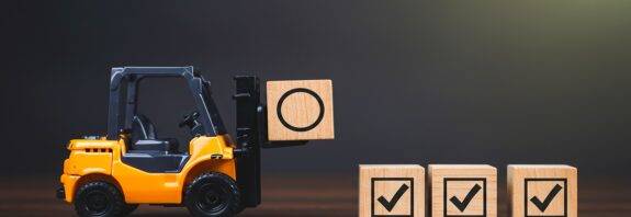 Mini-Gabelstapler mit Holzblöcken und Symbolen | Kartonverschließer