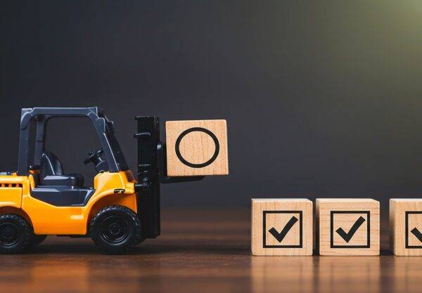 Mini-Gabelstapler mit Holzblöcken und Symbolen | Kartonverschließer