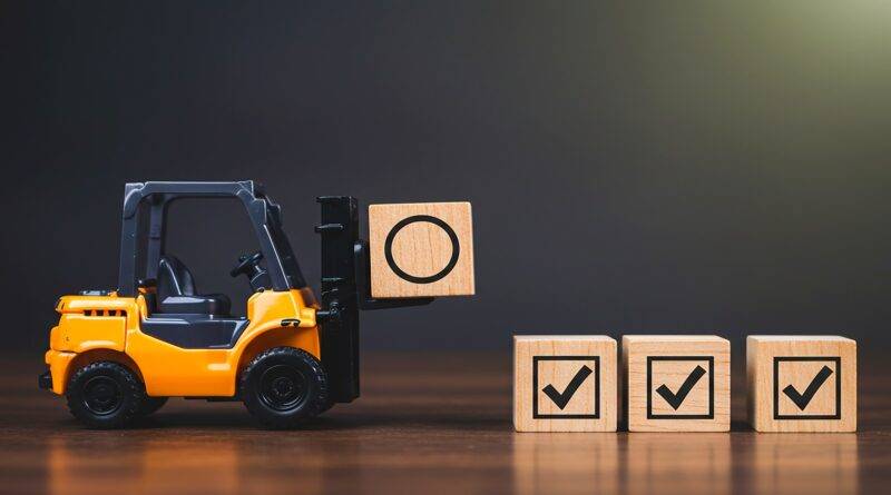 Mini-Gabelstapler mit Holzblöcken und Symbolen | Kartonverschließer