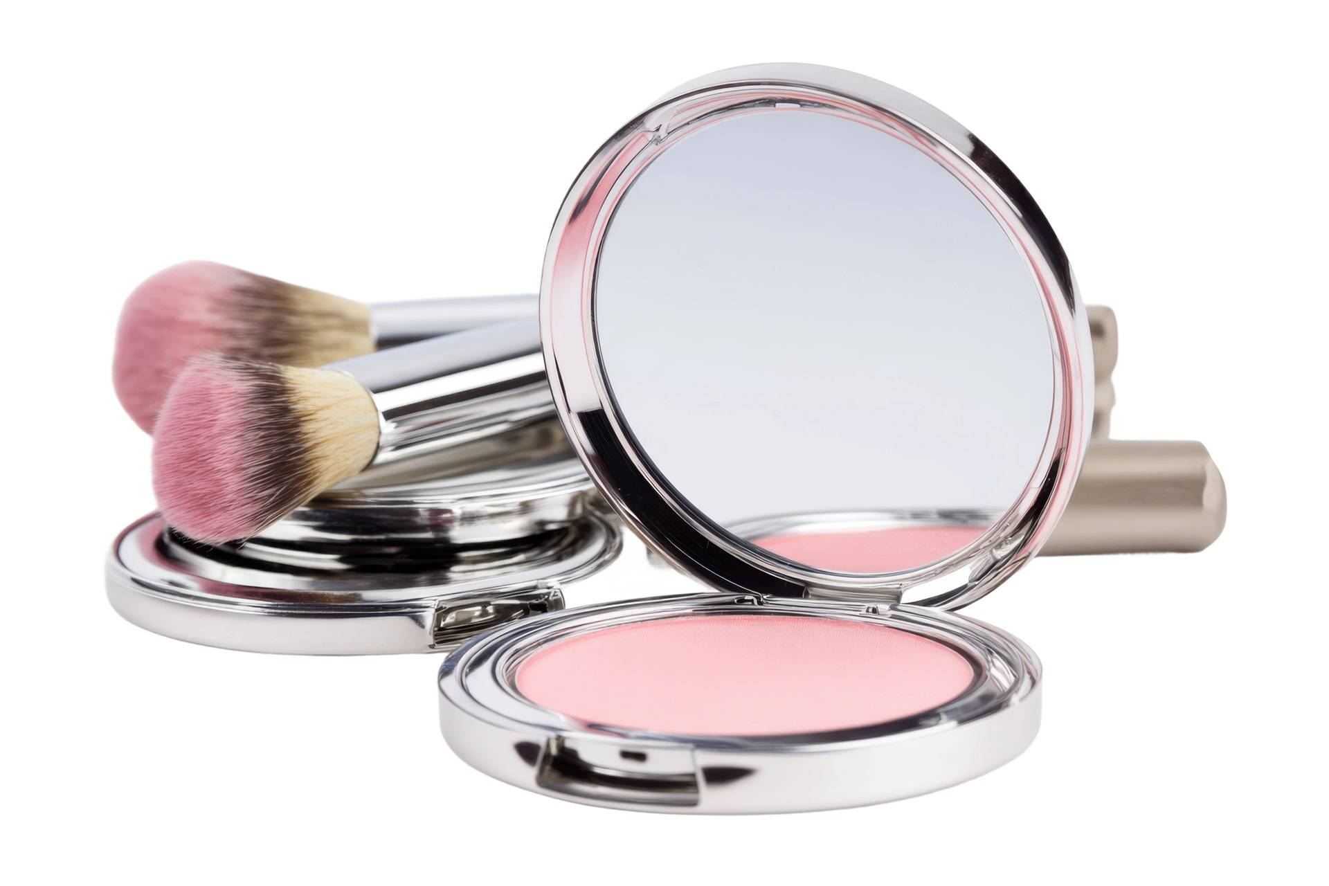 Make-up-Pinsel und Rouge in silberner Dose | Kosmetikstudio Essen