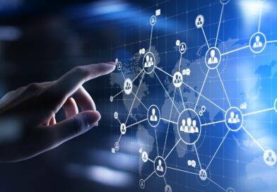 Hand berührt globales Netzwerk Outsourcing | Gebäudereinigung Berlin