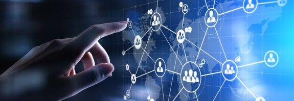 Hand berührt globales Netzwerk Outsourcing | Gebäudereinigung Berlin