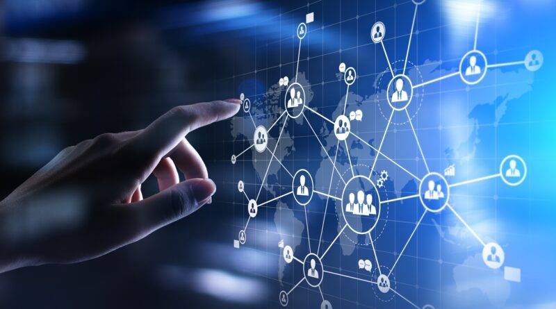 Hand berührt globales Netzwerk Outsourcing | Gebäudereinigung Berlin